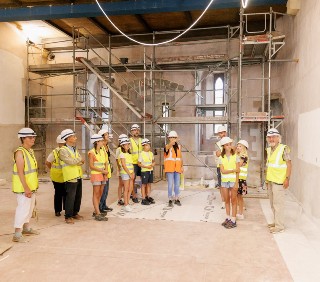 Un groupe visite le chantier du château de Grandson avec une guide