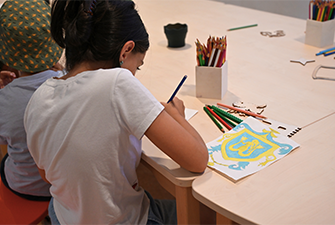 Deux enfants qui participent à l'atelier de création d'armoiries animé par l'équipe de médiation du château de Grandson.