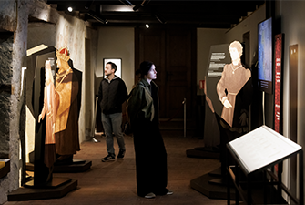 Deux visiteurs regardent l'exposition permanente