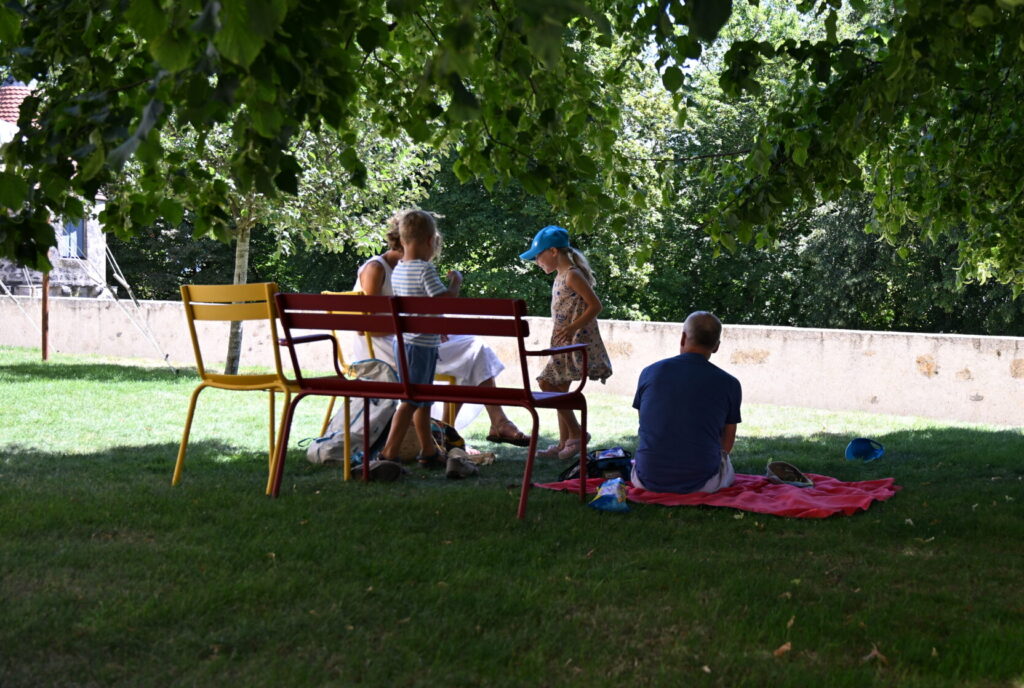 Eine Familie picknickt in den Schlossgärten.