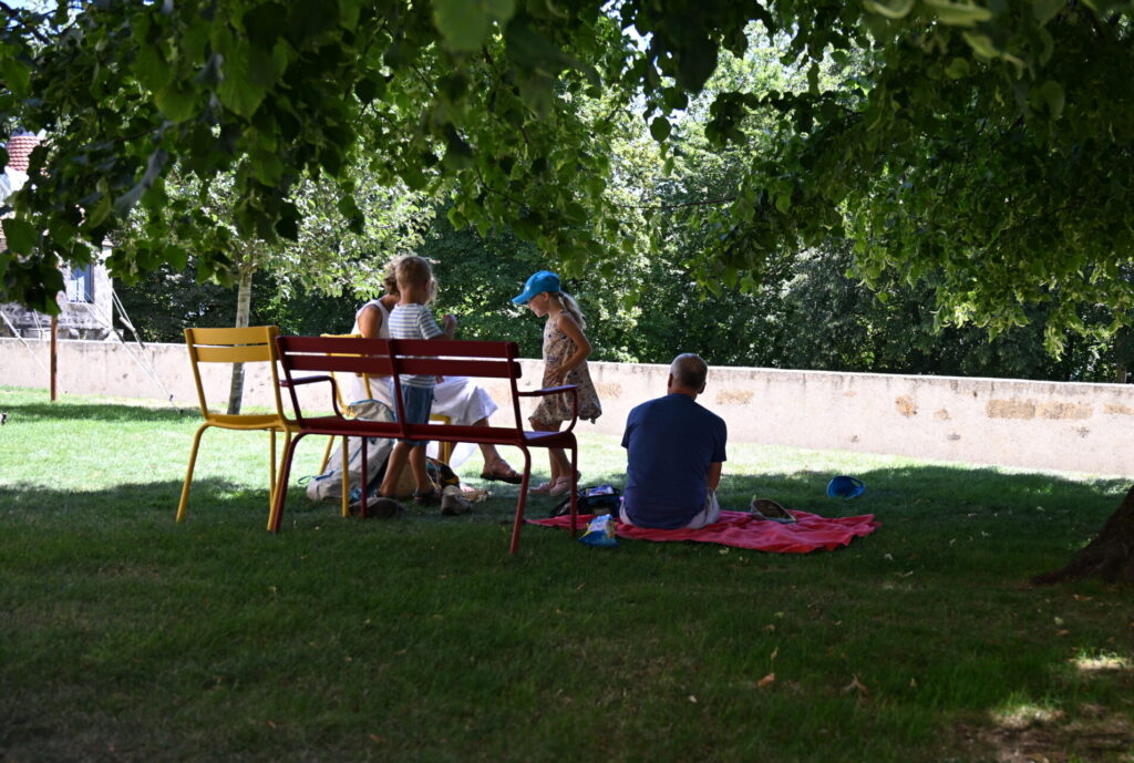 Une famille qui fait un pique-nique dans les jardins du château de Grandson