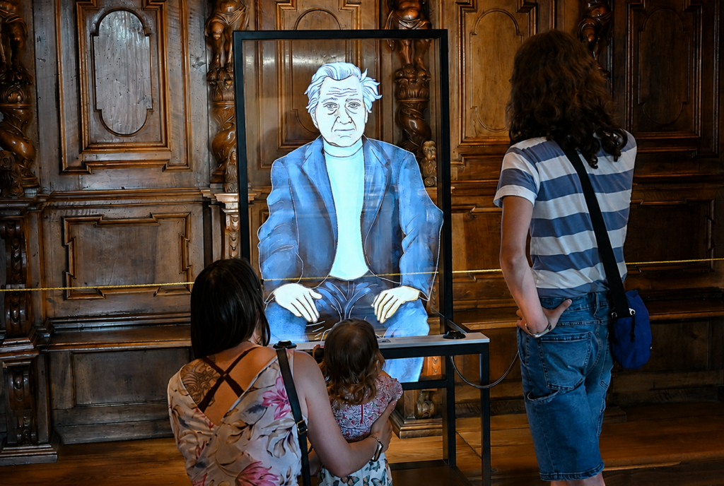 Eine Familie besucht die Dauerausstellung.