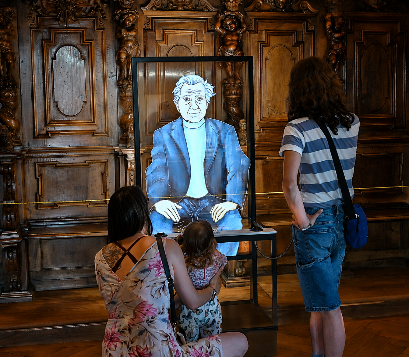 Famille qui observe l'animation de Bruno Stefanini dans la salle des chevaliers