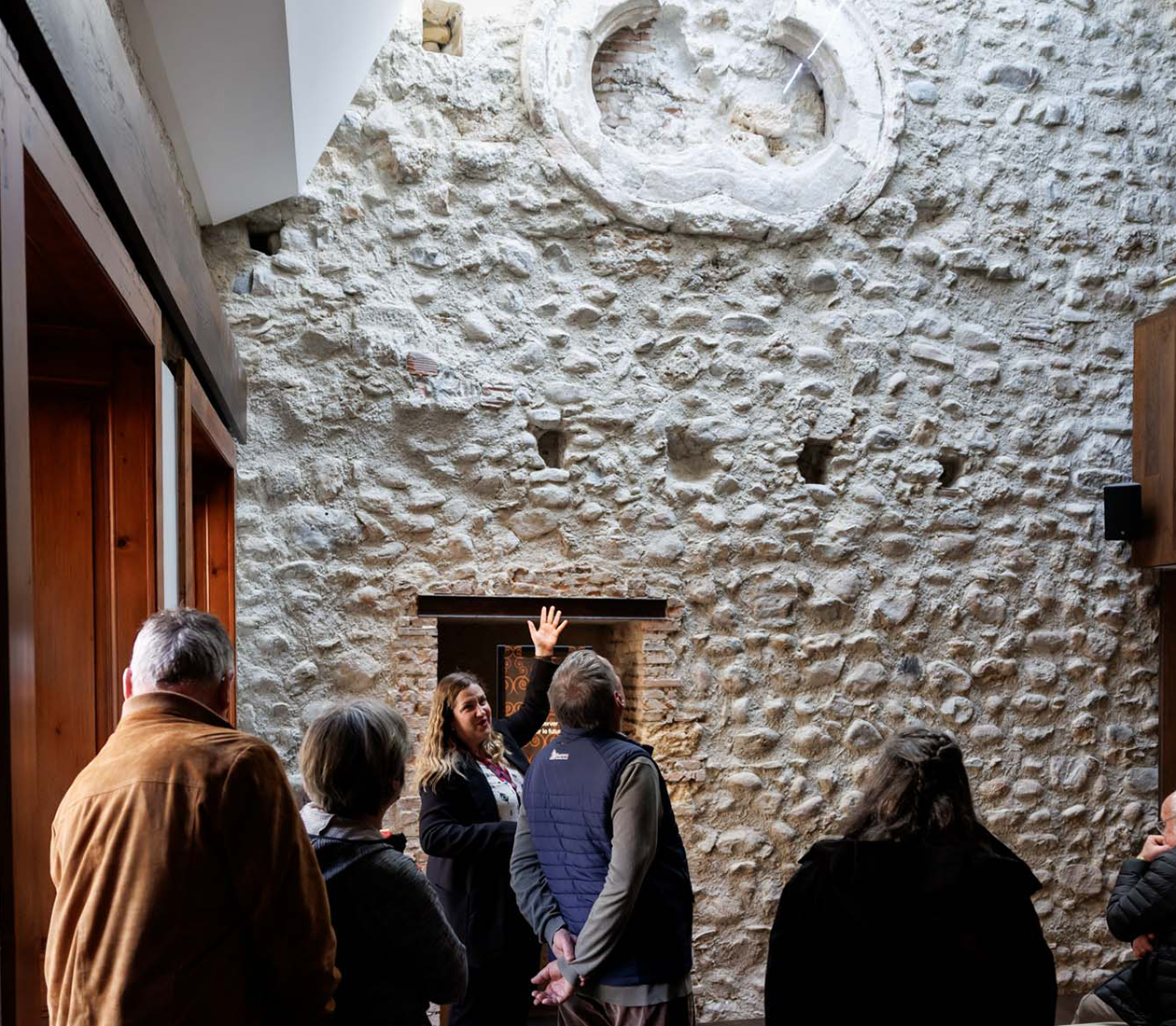 Une collaboratrice du château fait visiter la salle comportant l'oculus