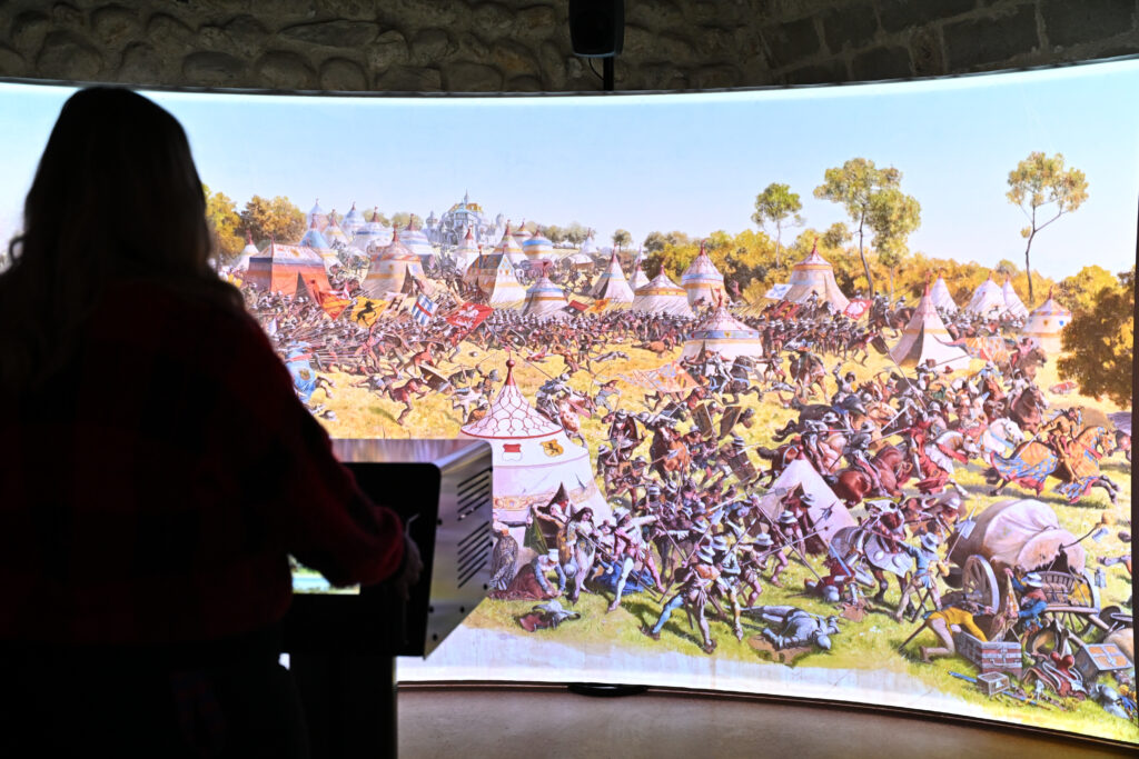 Une personne observe le panorama de Morat à l'aide du Panoramic Navigator