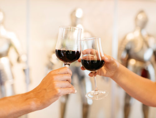 Deux verres de vins dans la salle d'armes du Château