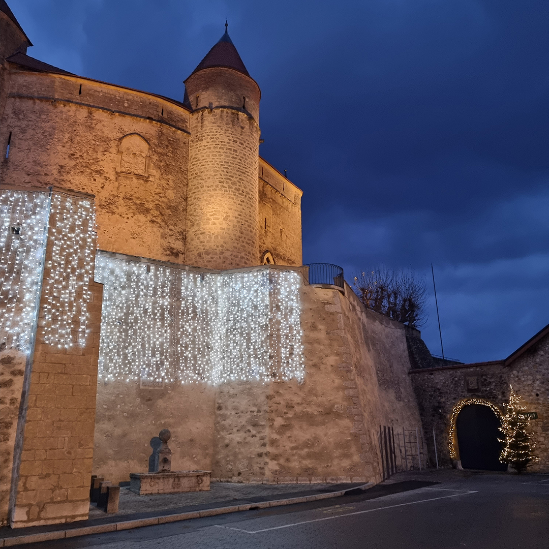 Décoration de Noël illuminant le mur Nord-Est du Château de Grandson