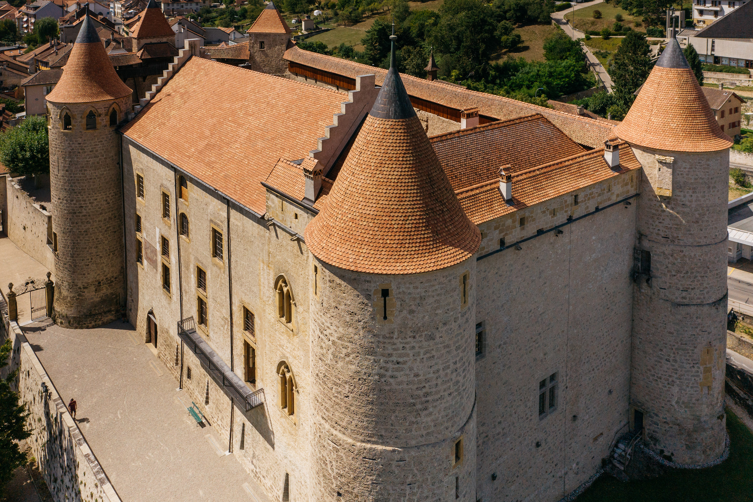 Erleben Sie den mittelalterlichen Charme von Schloss Grandson während seiner Renovierung